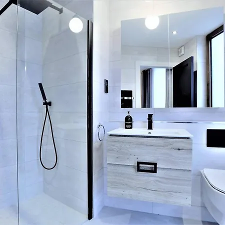 Brand New! Large & Luxurious Mews In 4!