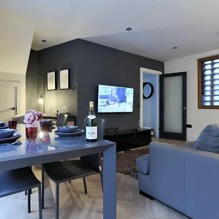 Brand New! Large & Luxurious Mews In 4!