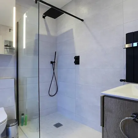 Brand New! Large & Luxurious Mews In 4! بيت للعطل