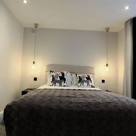Brand New! Large & Luxurious Mews In 4! بيت للعطل *